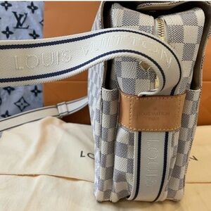 Auth STUNNING LOUIS VUITTON Damier Azur Naviglio messenger bag, unisex w/duster
